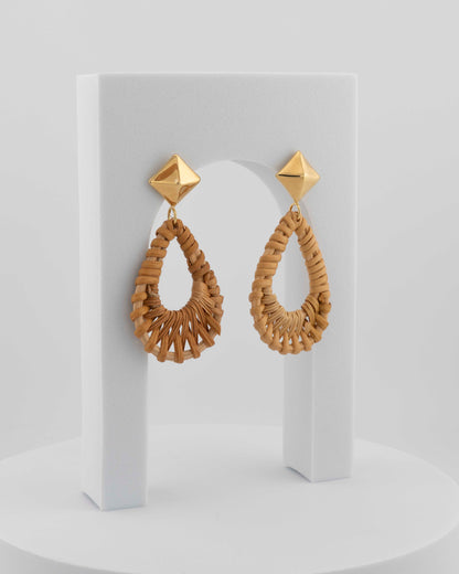 Handcrafted in Tuscany, Marri Cortona’s Rattan and Bronze Earrings blend natural rattan and 18k gold in a refined harmony of light, form, and Italian style.