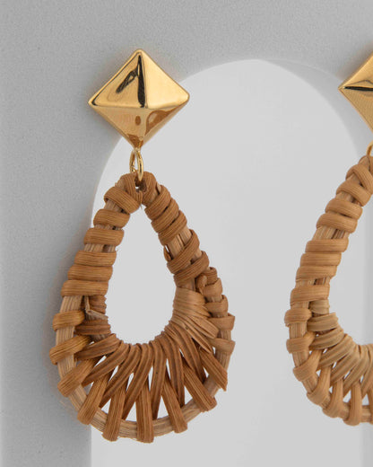 Handcrafted in Tuscany, Marri Cortona’s Rattan and Bronze Earrings blend natural rattan and 18k gold in a refined harmony of light, form, and Italian style.