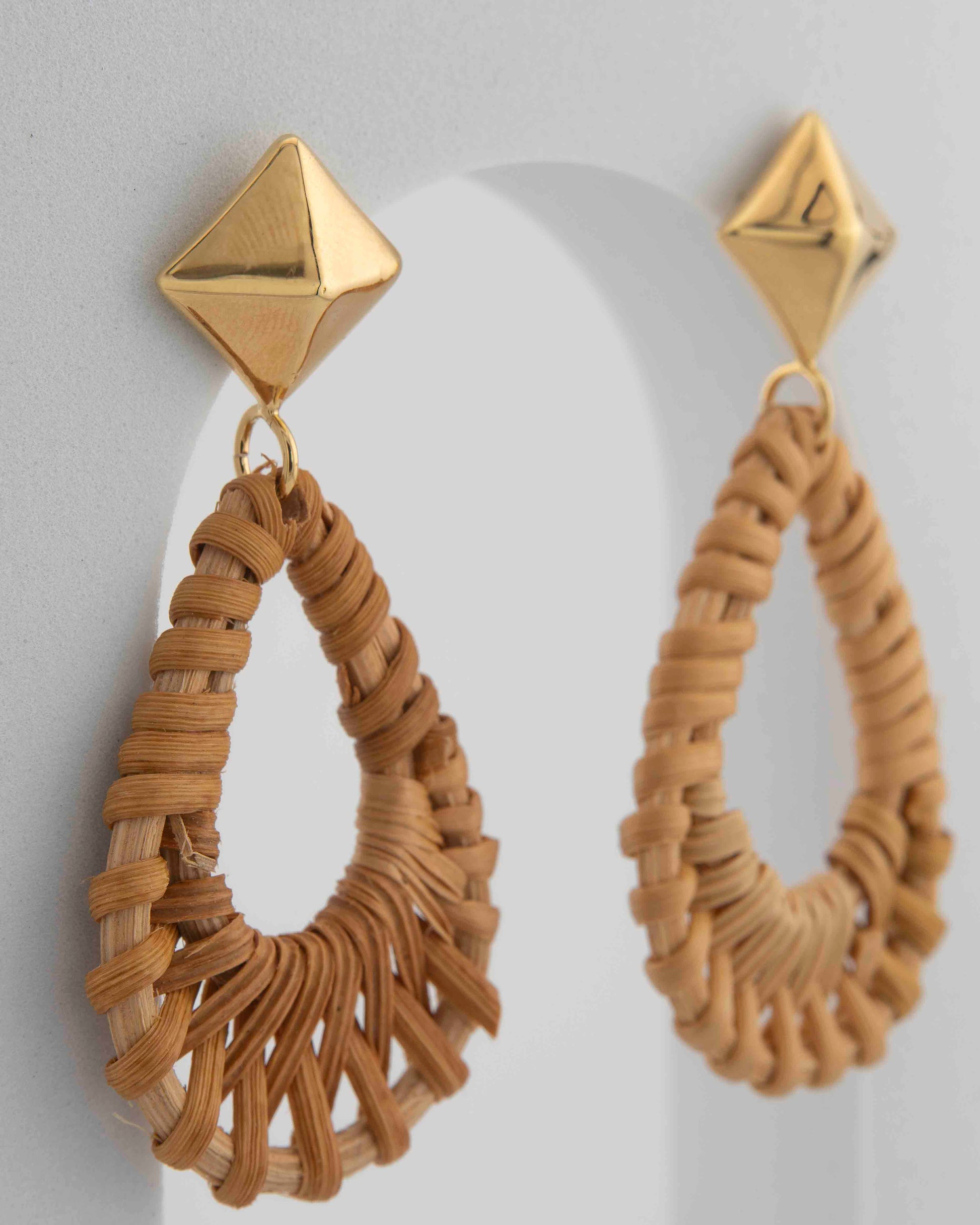 Handcrafted in Tuscany, Marri Cortona’s Rattan and Bronze Earrings blend natural rattan and 18k gold in a refined harmony of light, form, and Italian style.