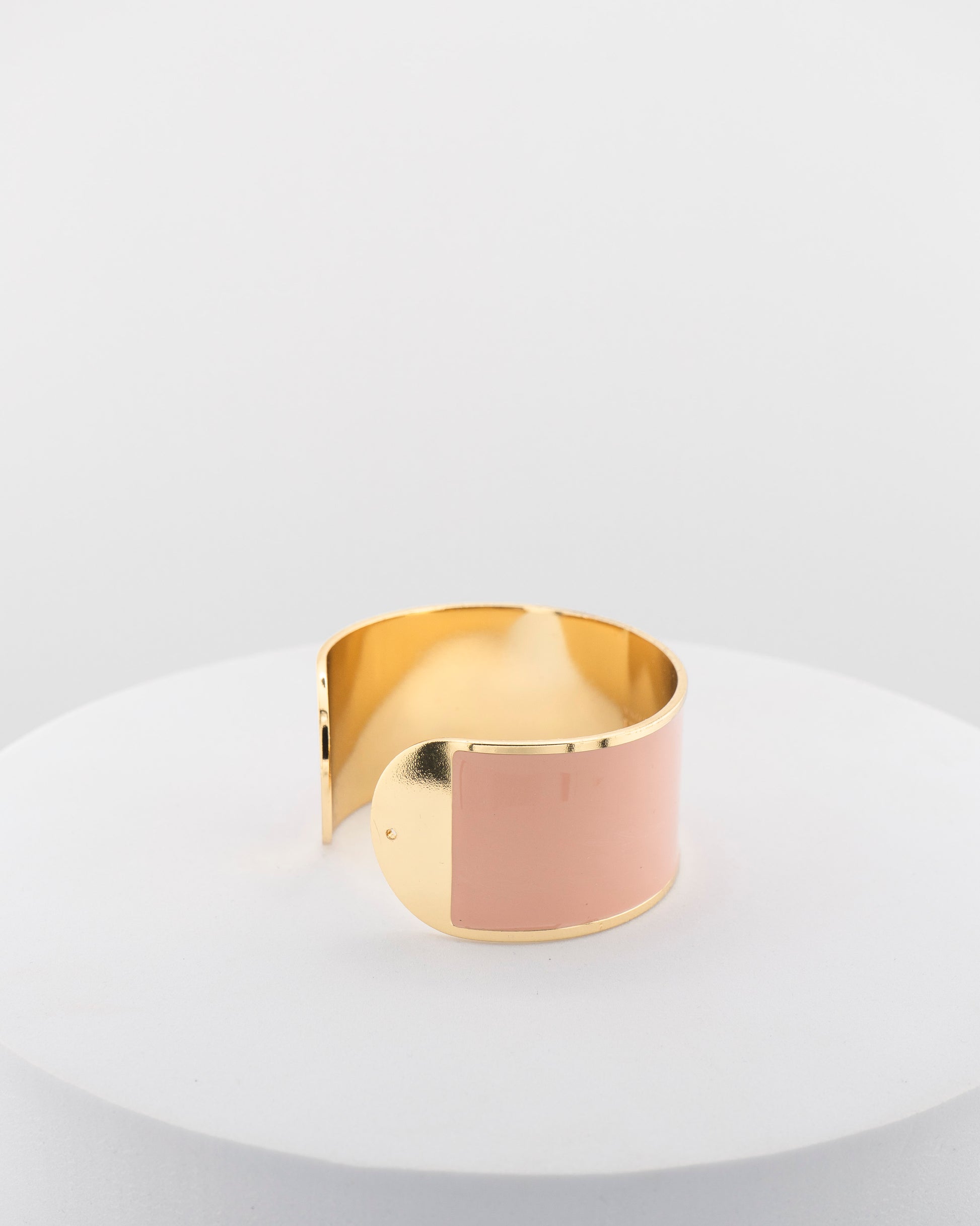 Handcrafted in Tuscany, the MarriCortona Smalto Bracelets in 18k gold and hand-painted enamel feature bold 30 mm bands — radiant, elegant, and uniquely Italian.