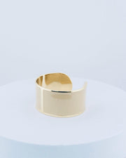 Handcrafted in Tuscany, the MarriCortona Smalto Bracelets in 18k gold and hand-painted enamel feature bold 30 mm bands — radiant, elegant, and uniquely Italian.
