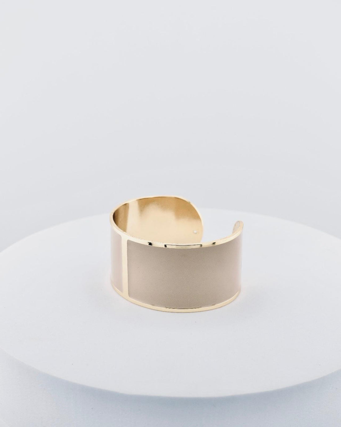 Handcrafted in Tuscany, the MarriCortona Smalto Bracelets in 18k gold and hand-painted enamel feature bold 30 mm bands — radiant, elegant, and uniquely Italian.