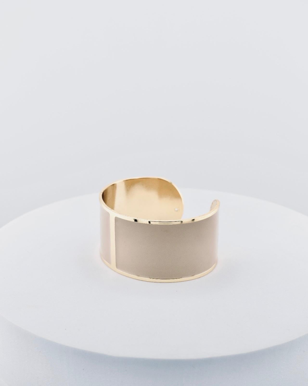 Handcrafted in Tuscany, the MarriCortona Smalto Bracelets in 18k gold and hand-painted enamel feature bold 30 mm bands — radiant, elegant, and uniquely Italian.