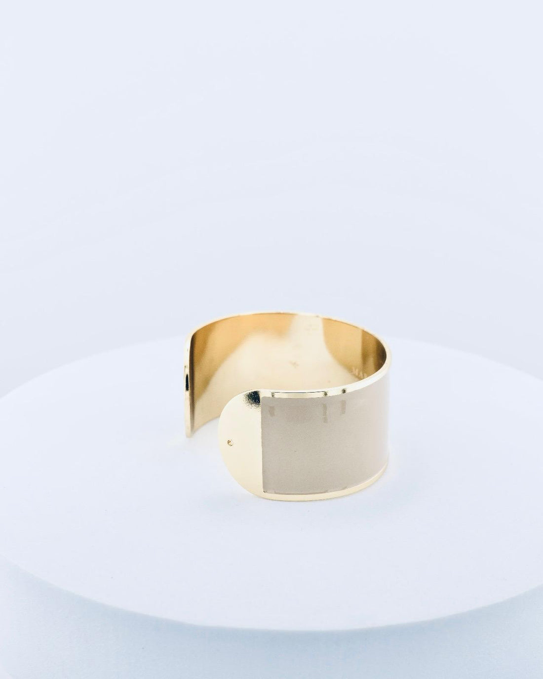 Handcrafted in Tuscany, the MarriCortona Smalto Bracelets in 18k gold and hand-painted enamel feature bold 30 mm bands — radiant, elegant, and uniquely Italian.