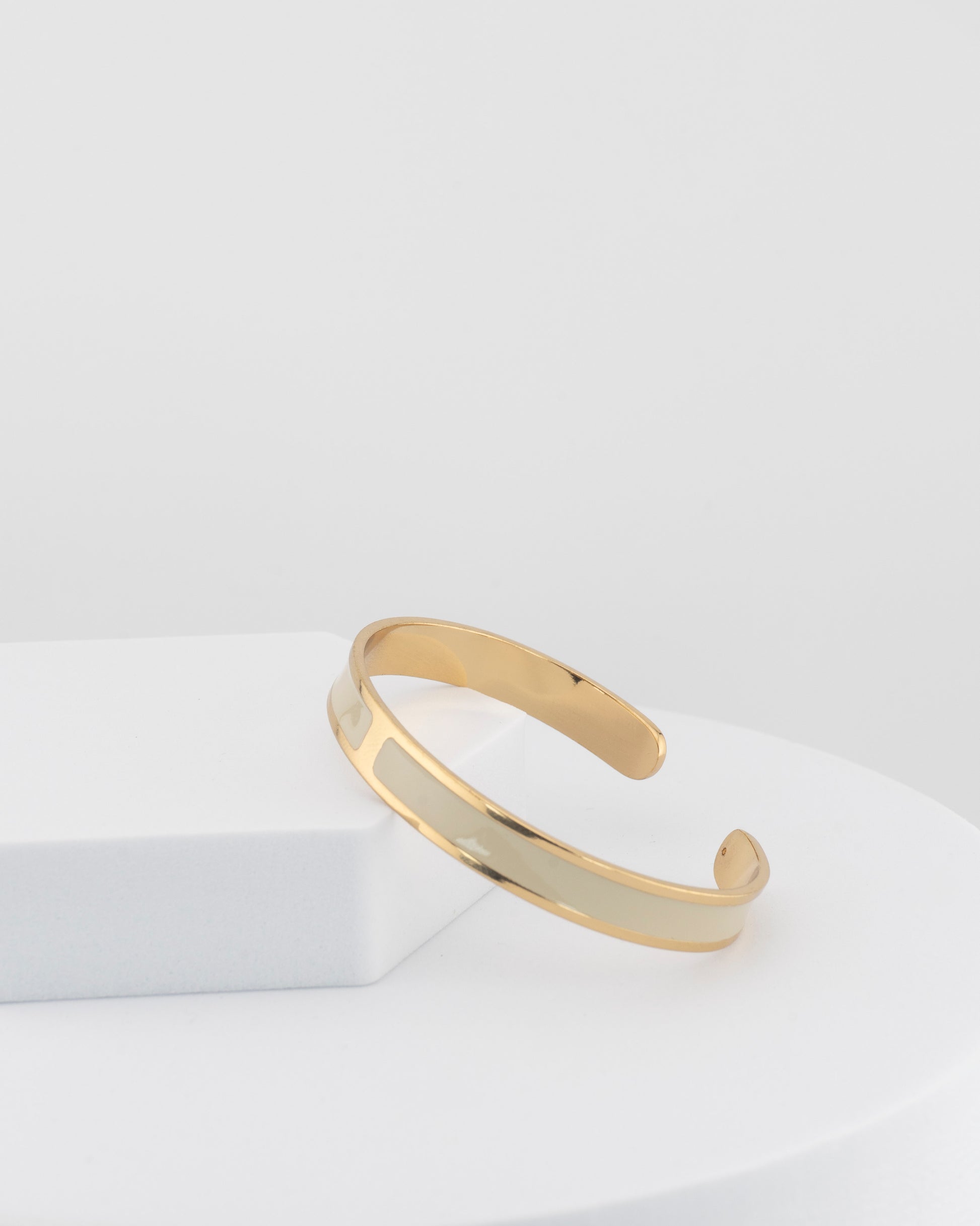 Handcrafted in Tuscany, the MarriCortona Smalto Bracelets in 18k gold and hand-painted enamel embody Italian artistry, color, and timeless elegance.