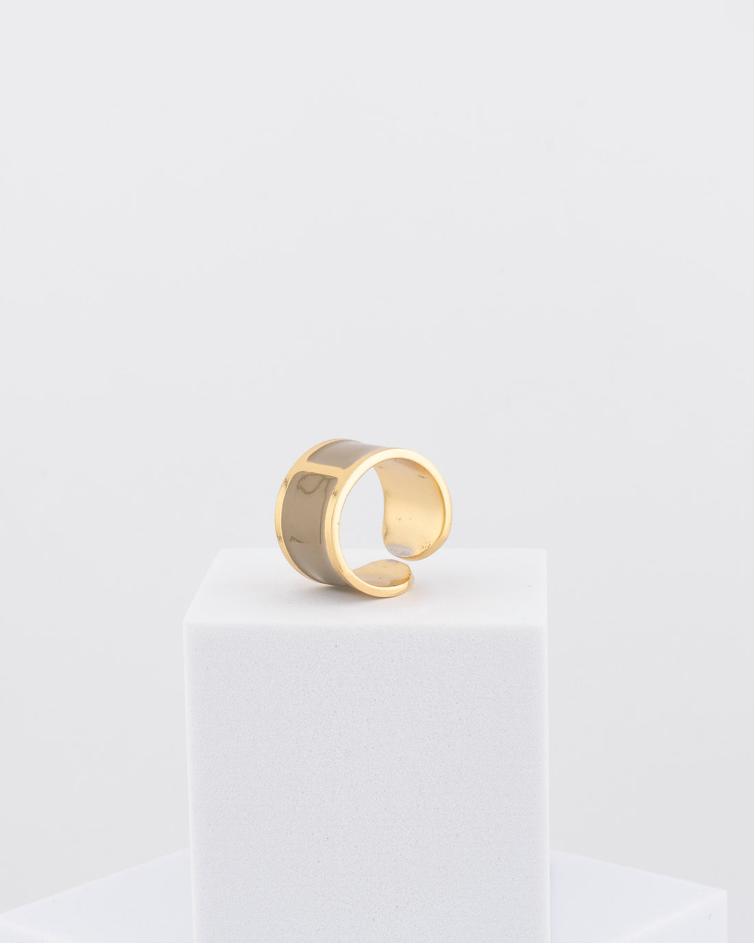 Handcrafted in Tuscany, the MarriCortona Smalto Rings combine 18k gold and hand-painted enamel — vibrant, refined, and authentically Made in Italy.