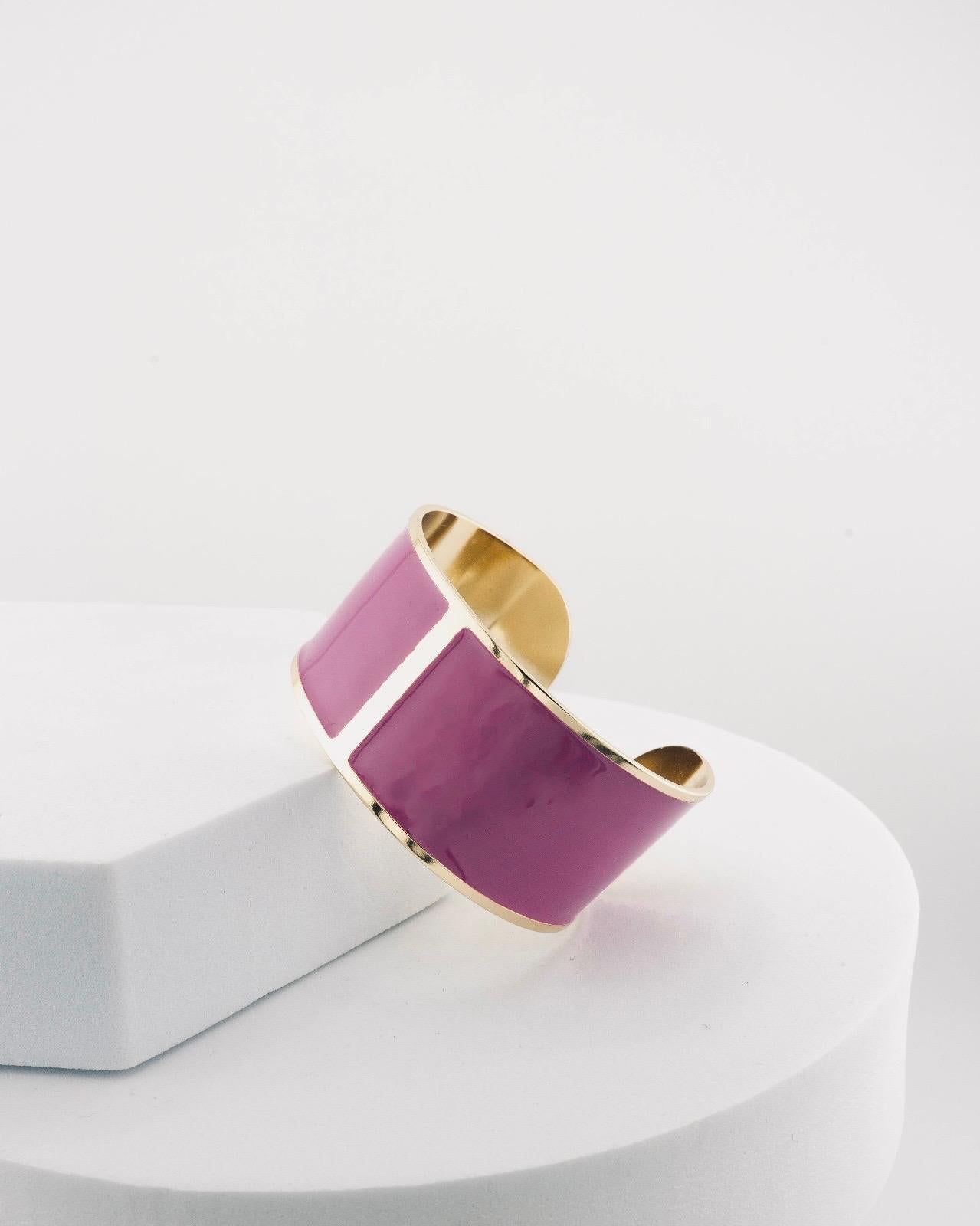 Handcrafted in Tuscany, the MarriCortona Smalto Bracelets in 18k gold and hand-painted enamel feature bold 30 mm bands — radiant, elegant, and uniquely Italian.