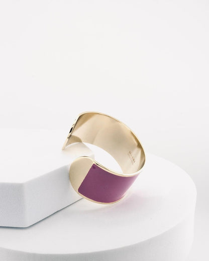 Handcrafted in Tuscany, the MarriCortona Smalto Bracelets in 18k gold and hand-painted enamel feature bold 30 mm bands — radiant, elegant, and uniquely Italian.