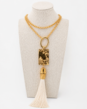 Collana Carpa Koi con elemento di bamboo e nappe in seta di vari colori