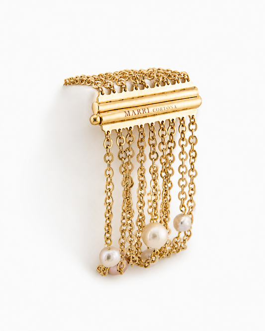 Pulsera con perlas. Ajustable a muñecas de hasta 17 cm.