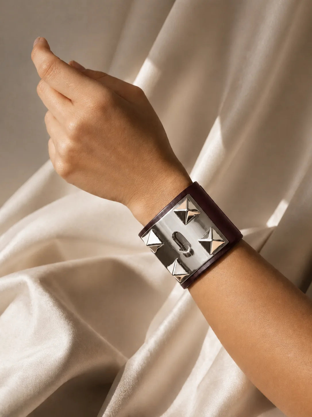 'The Rock' Bracciale in Pelle color Borgogna con Piramidi