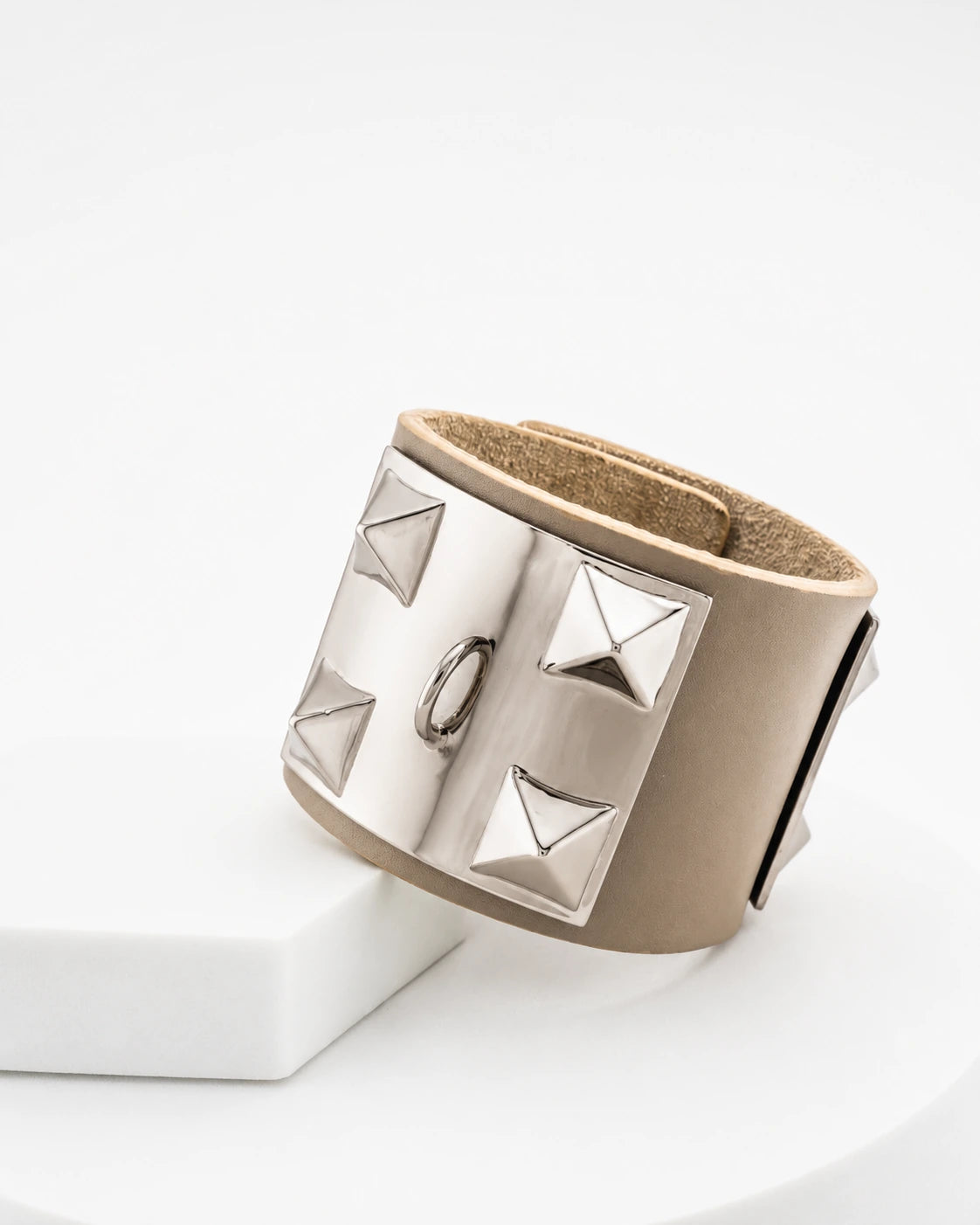 The Rock' Bracciale in Pelle color Taupe con Piramidi
