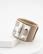 The Rock' Bracciale in Pelle color Taupe con Piramidi