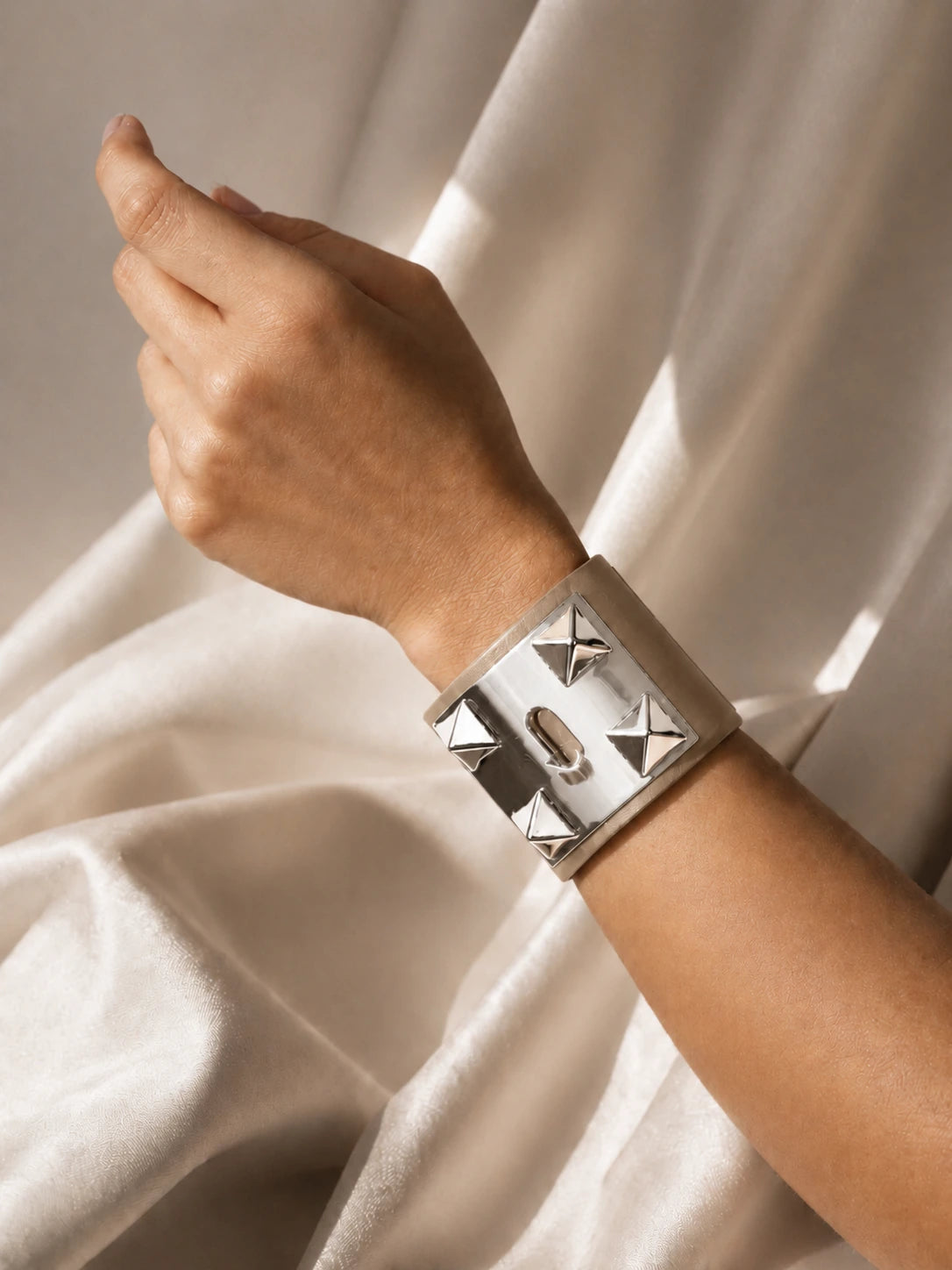 The Rock' Bracciale in Pelle color Taupe con Piramidi