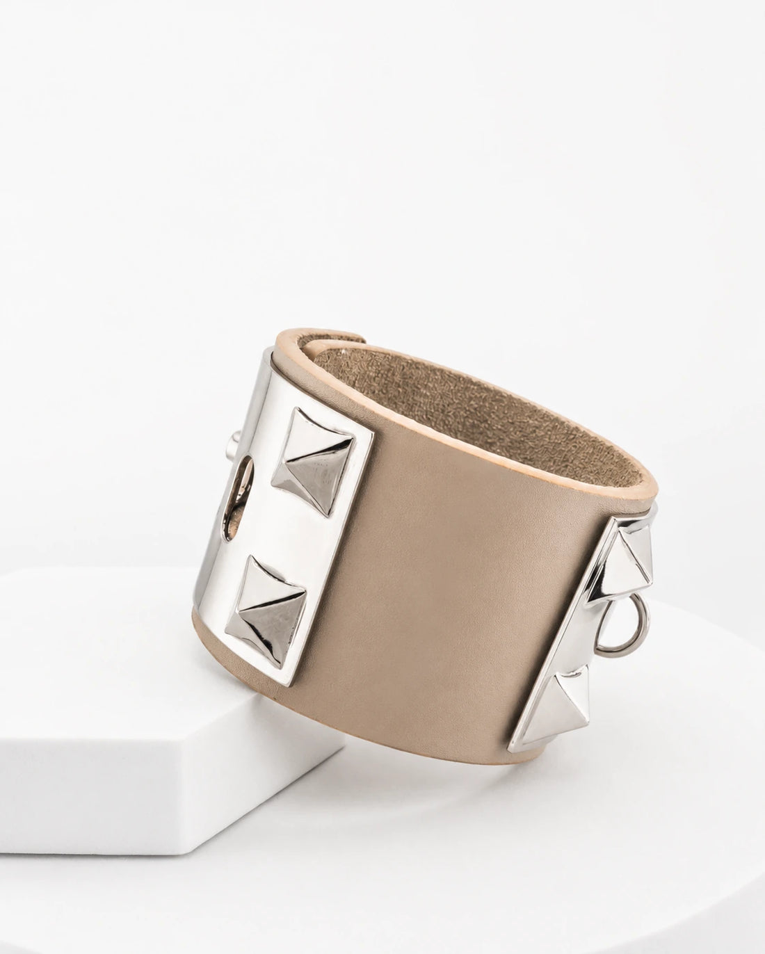 The Rock' Bracciale in Pelle color Taupe con Piramidi