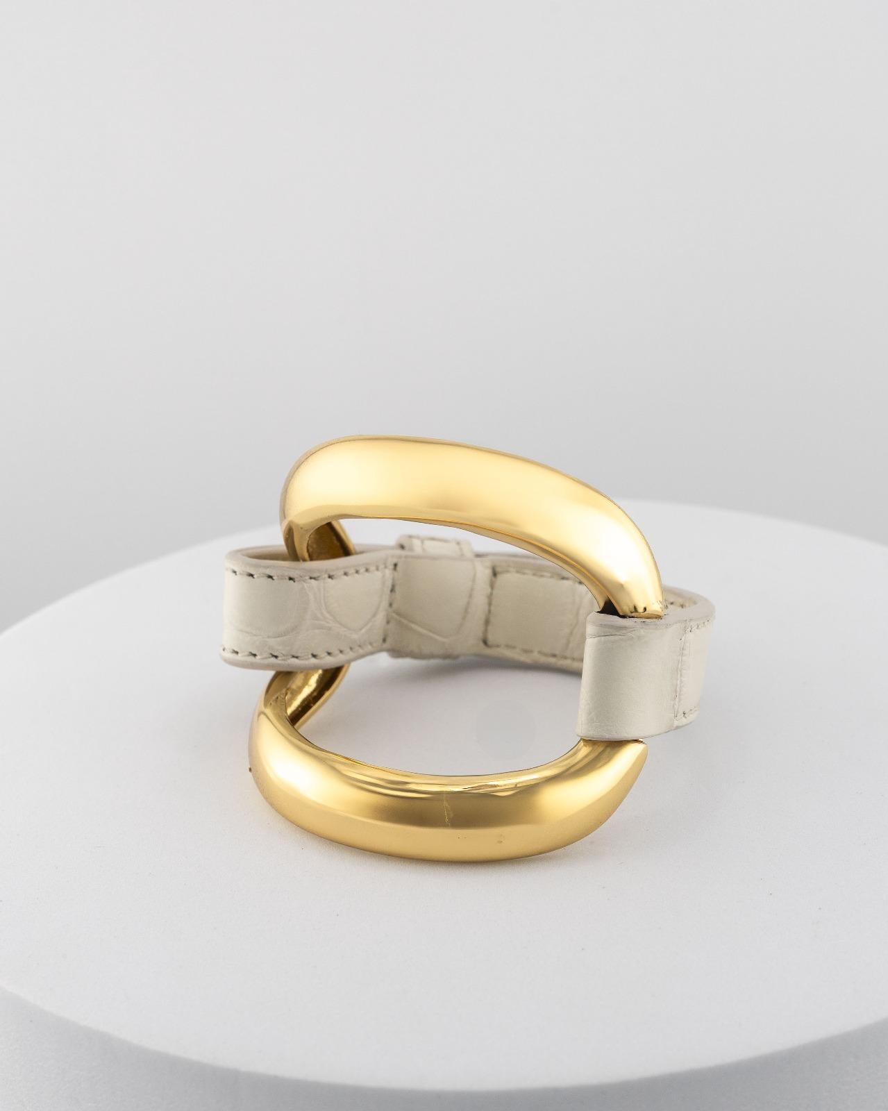 Handcrafted 18K gold-plated bronze bracelet with genuine crocodile leather strap.
An original Marri Cortona design — handmade in Tuscany.