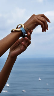 Brazalete de aligátor "Celeste Pastel"