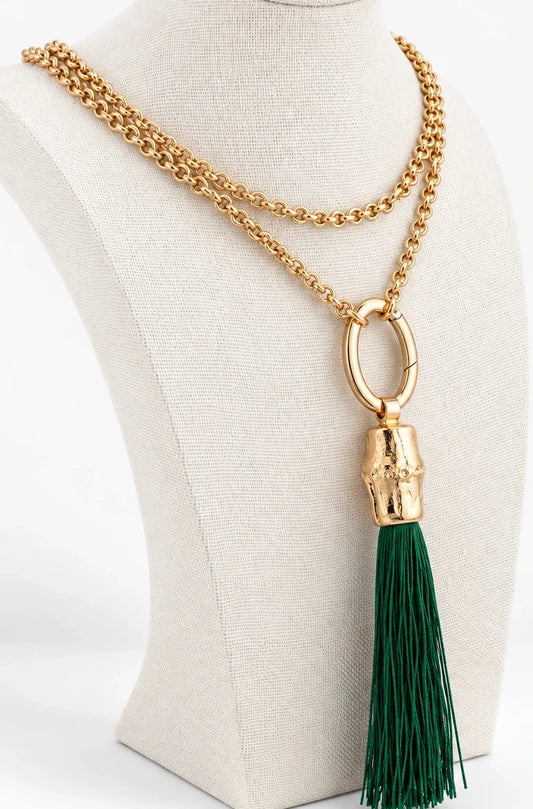 Collana con elemento di bamboo e nappa di seta Cipresso