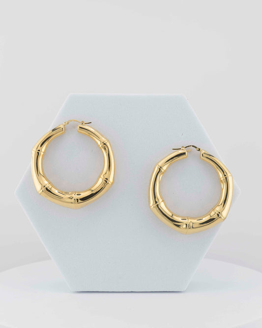 The Doré Collection by Marri Cortona, handmade in Tuscany, celebrates light through elegant 18k gold earrings blending geometry, harmony, and craftsmanship.